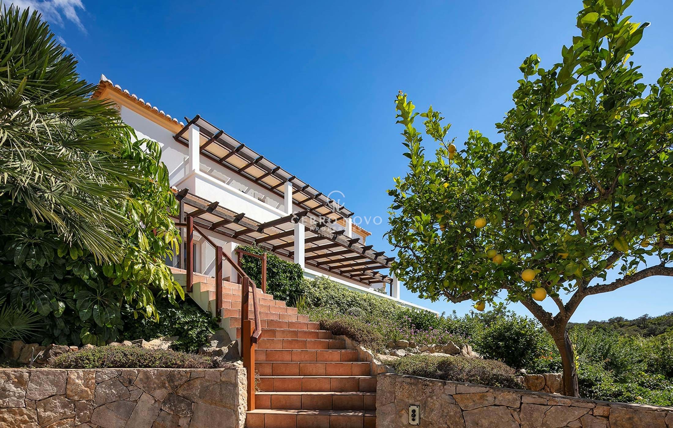 Uma bela propriedade com duas casas situada nas colinas de Santa Barbara De Nexe
