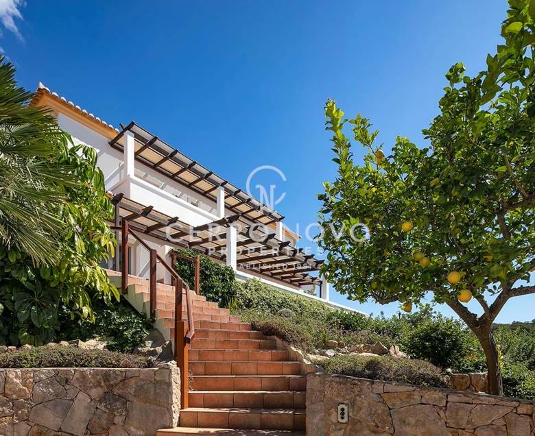 Uma bela propriedade com duas casas situada nas colinas de Santa Barbara De Nexe