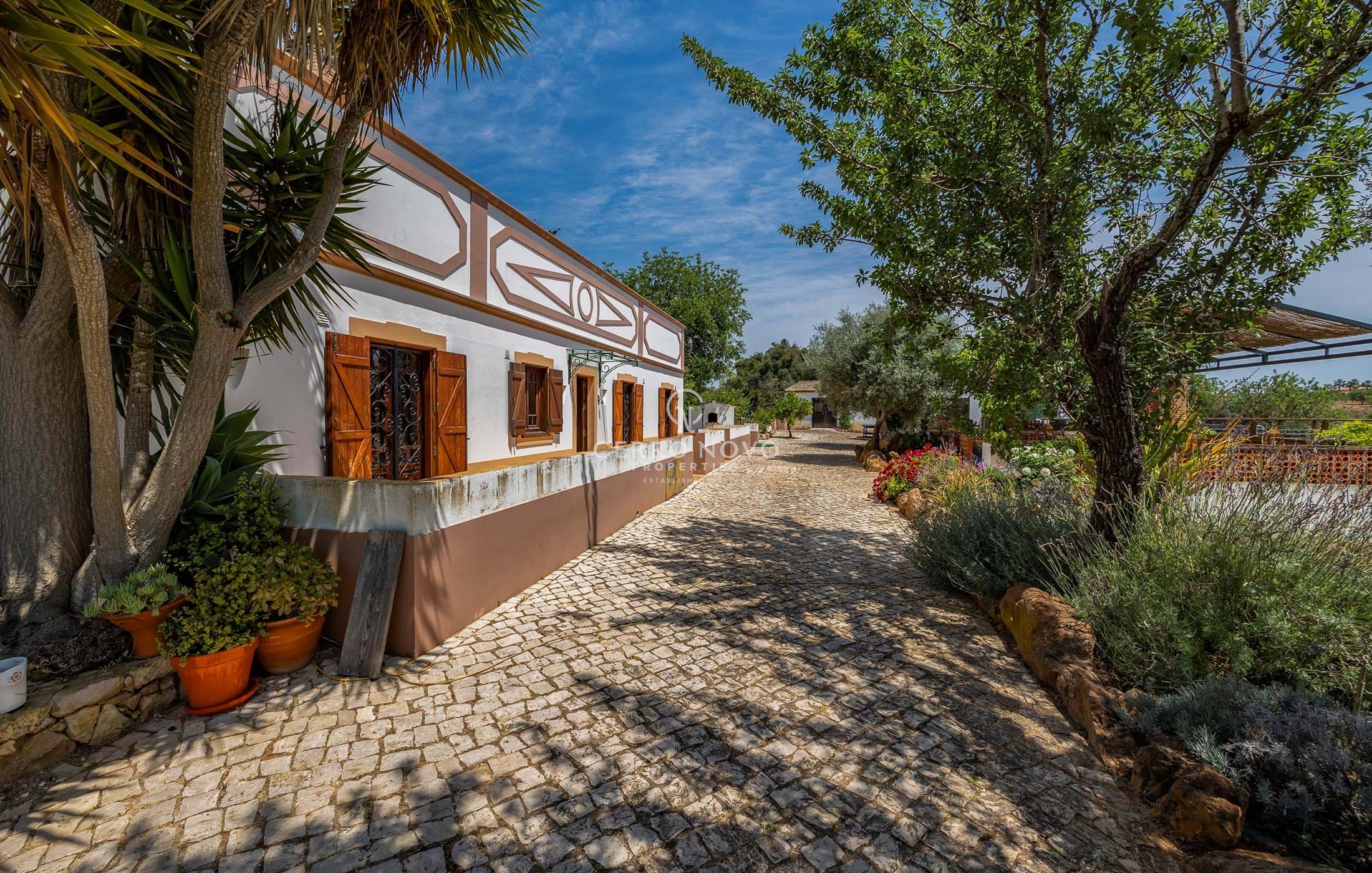 Beautiful traditional style villa on a large plot in convenient rural location
