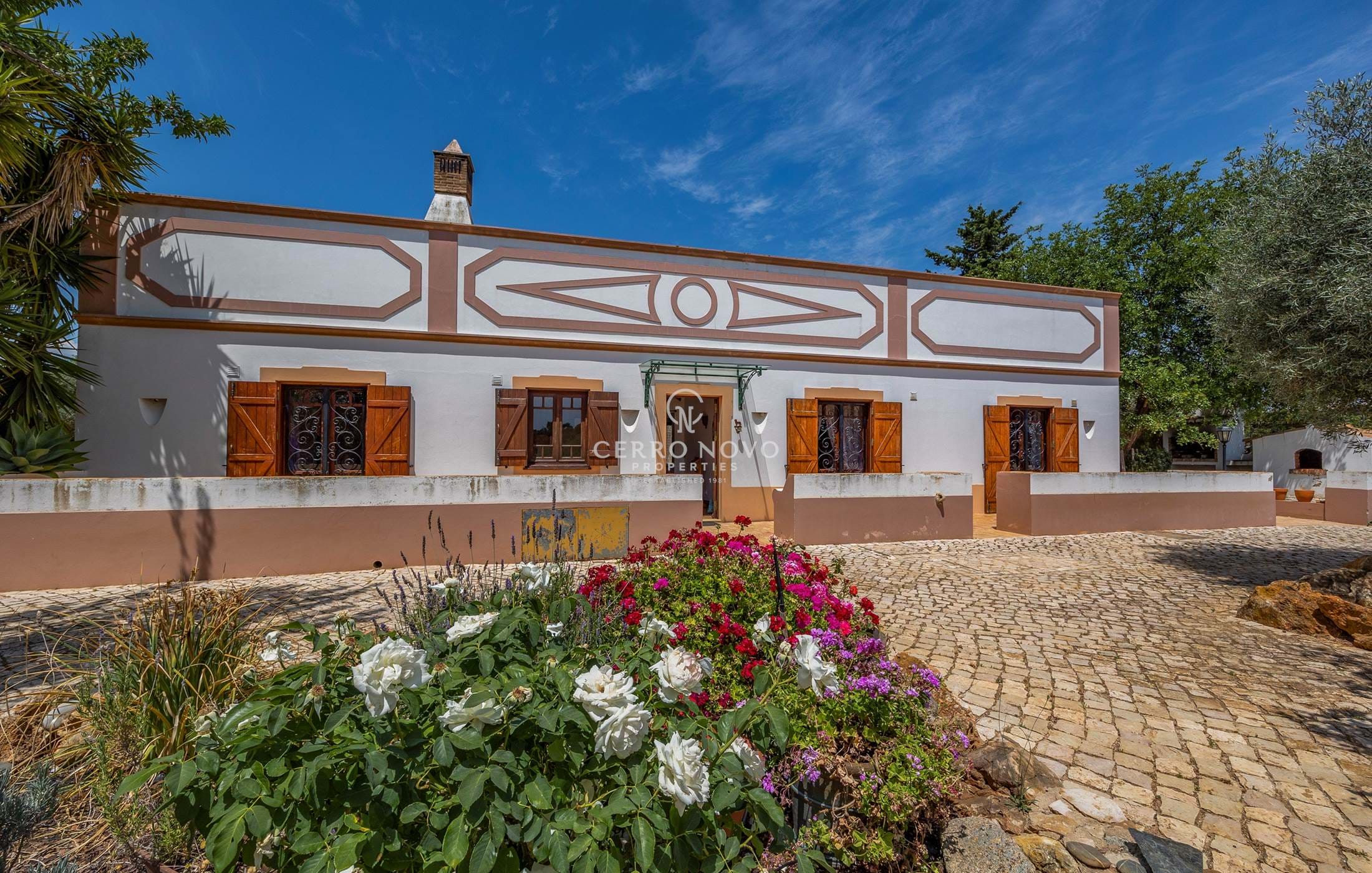 Belle villa de style traditionnel sur un grand terrain dans un endroit rural