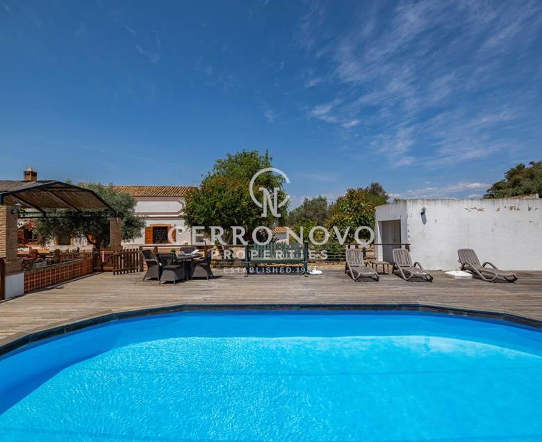Beautiful traditional style villa on a large plot in convenient rural location