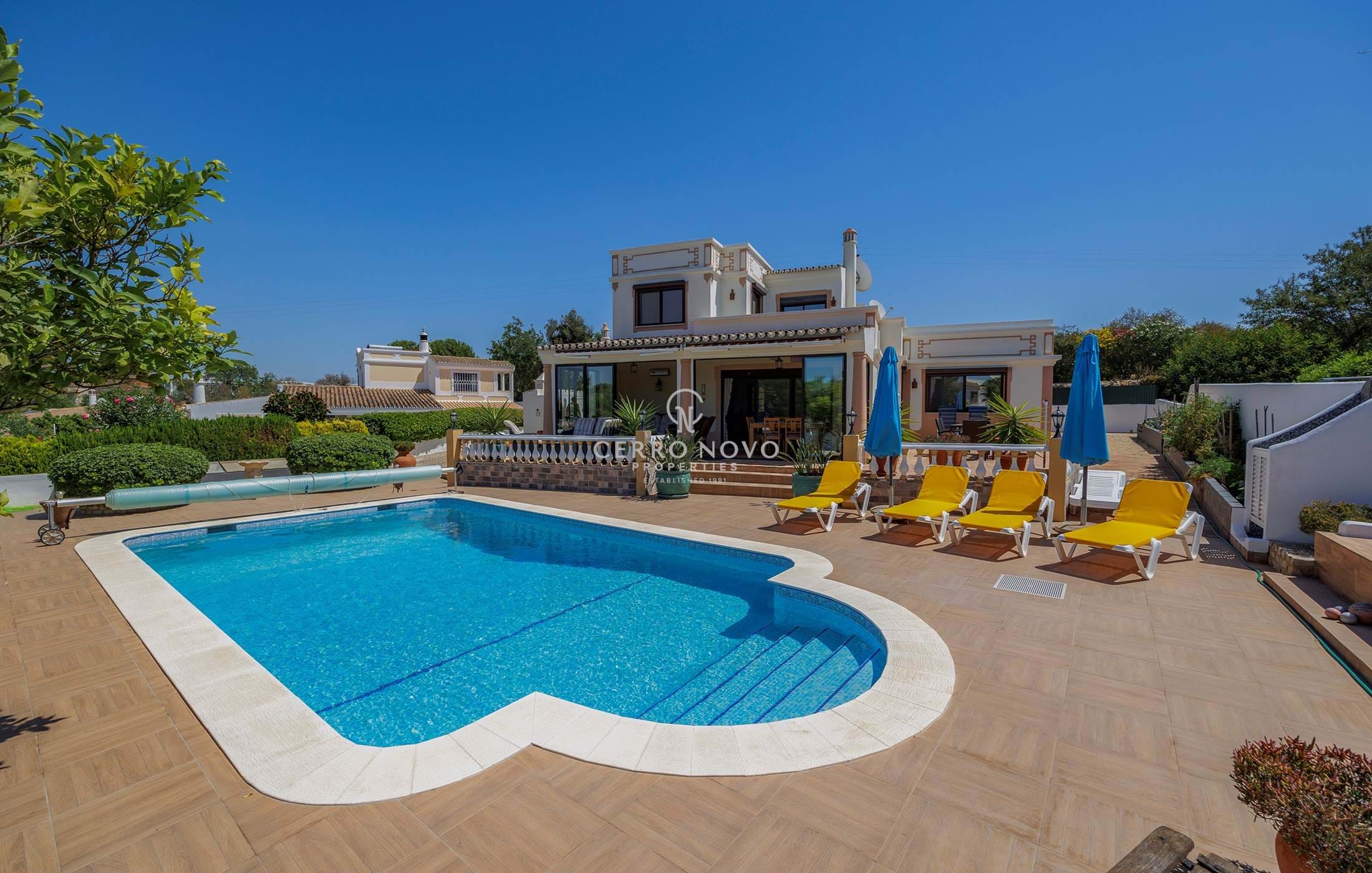 Spacieuse villa de 3+1 chambres en excellent état avec piscine 