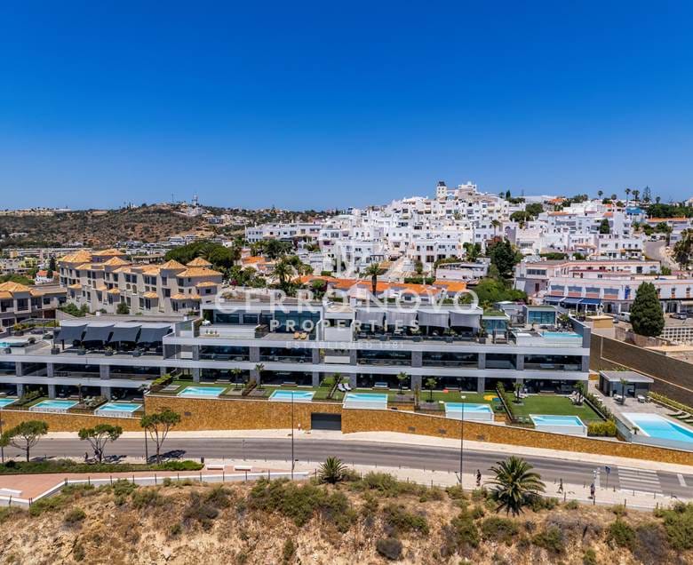 A luxury T3 apartment in a prime, front-line west Albufeira location