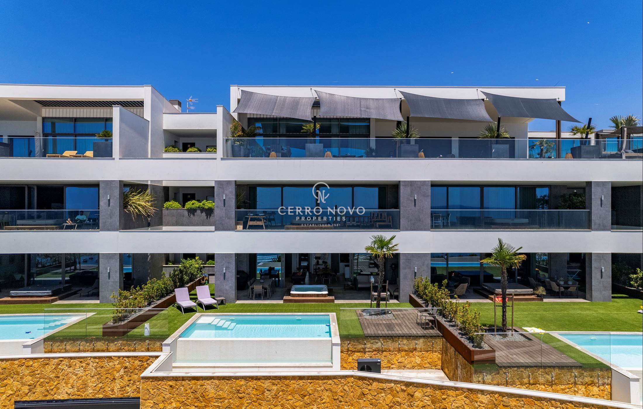 A luxury T3 apartment in a prime, front-line west Albufeira location