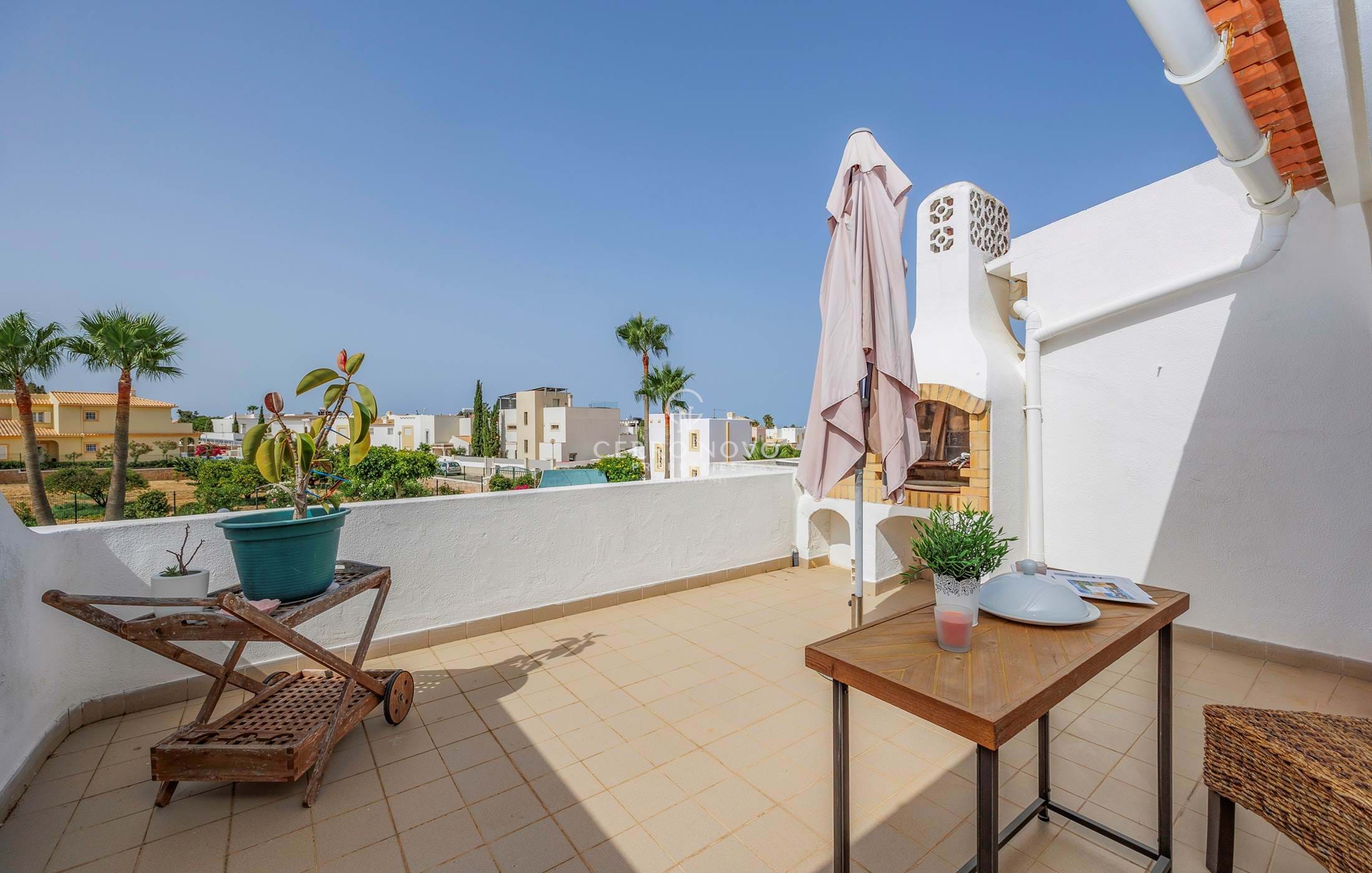A lovely one bedroom apartment with large terrace and great communal pool & garden