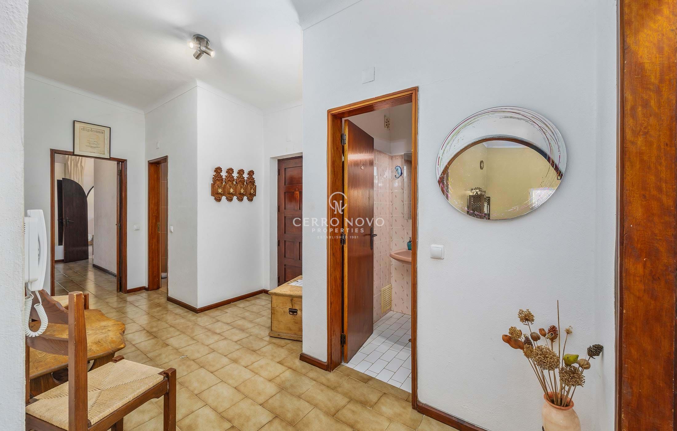 Large single storey traditional villa in a convenient and peaceful location