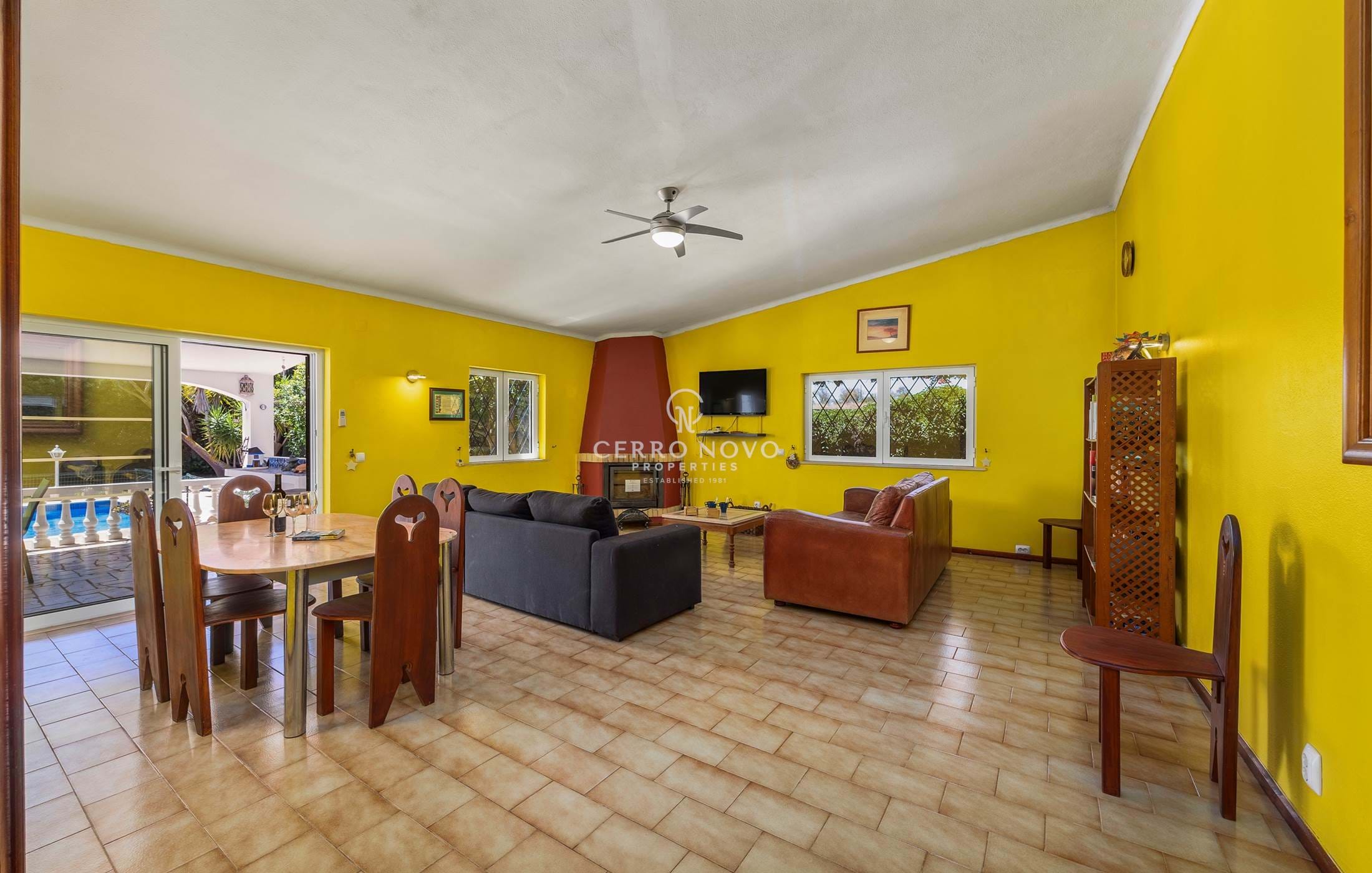 Large single storey traditional villa in a convenient and peaceful location