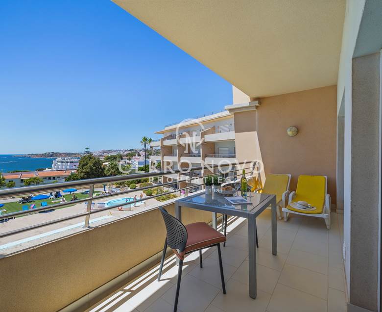 Premium one bedroom (T0+1) apartment with direct ocean views, pool & parking