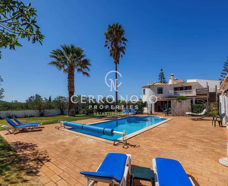 Spacious four-bedroom family villa with annexe and pool