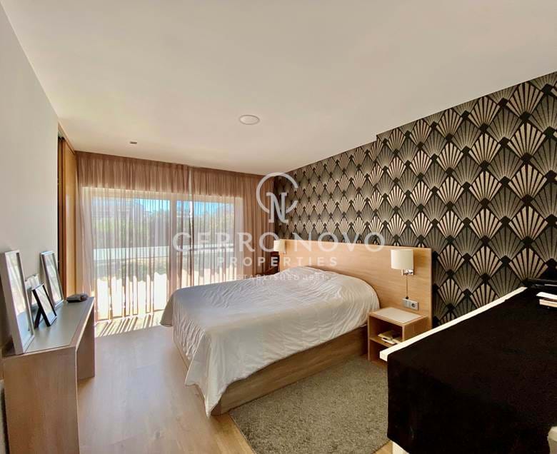 Superb, modern three (1+2) bedroom duplex in west Albufeira