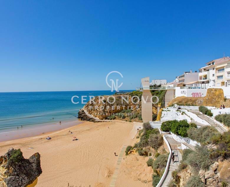 Top floor T1 balcony apartment with excellent sea views