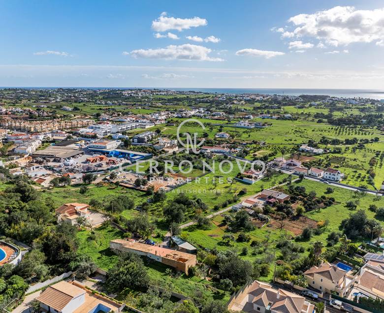 An excellent opportunity to acquire a building plot with sea views.