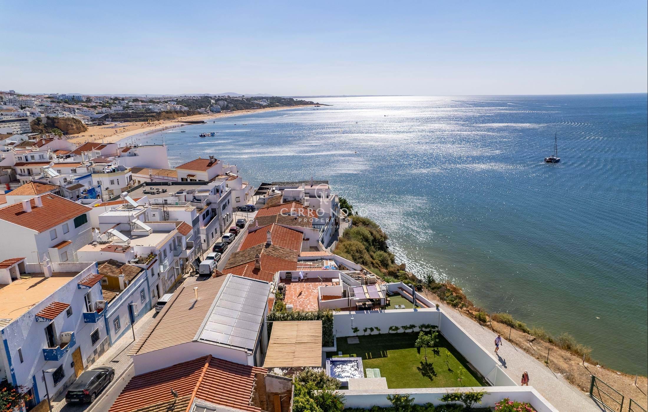 Brand new front-line townhouse in de old town with amazing sea views