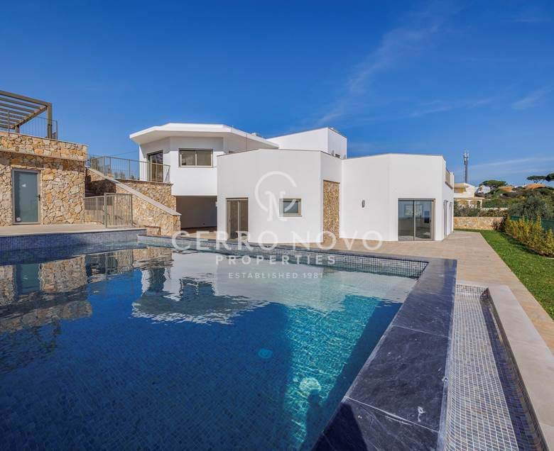Impressionnante villa de quatre chambres avec vue sur la mer et piscine