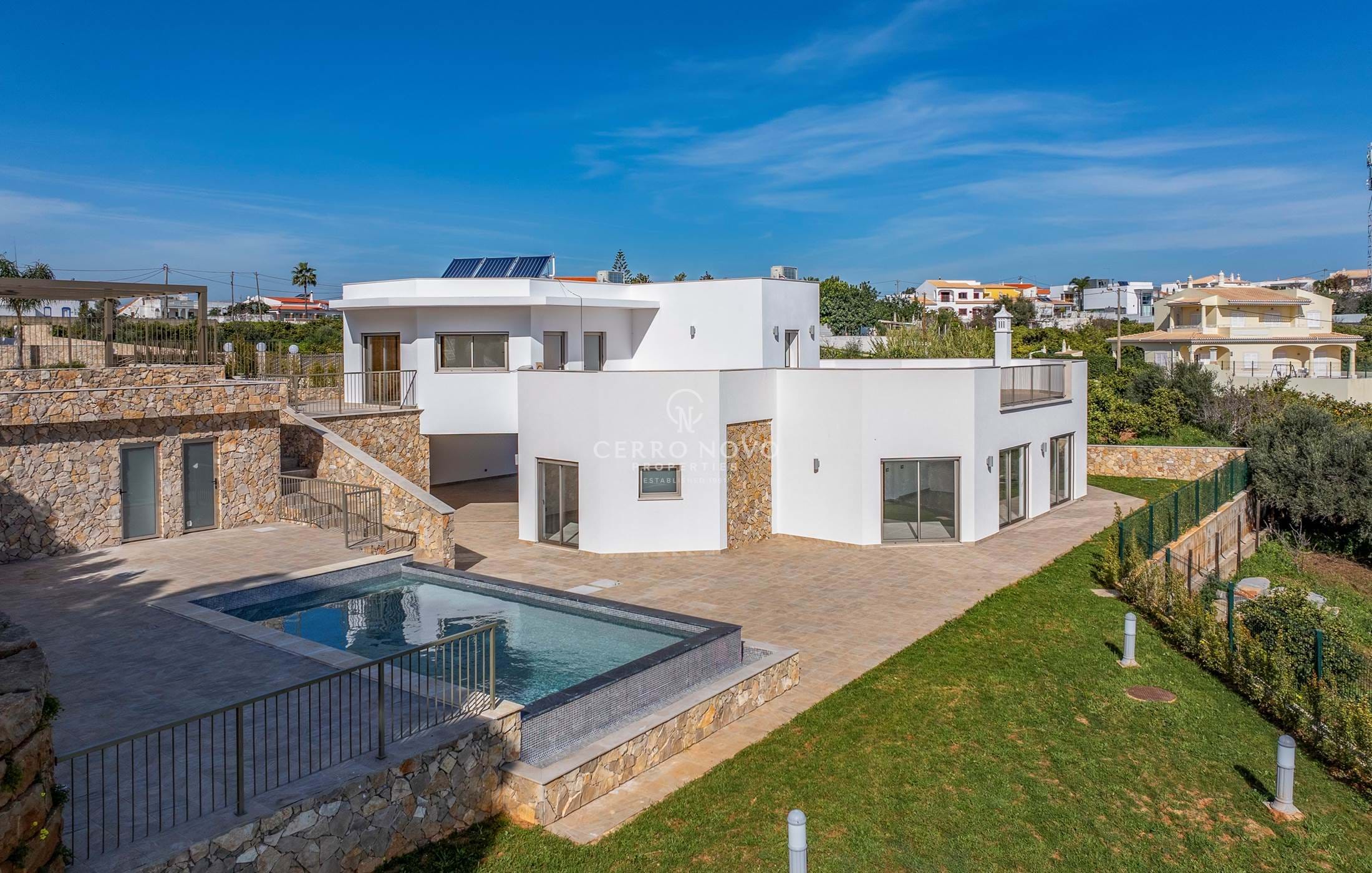 Impressionnante villa de quatre chambres avec vue sur la mer et piscine