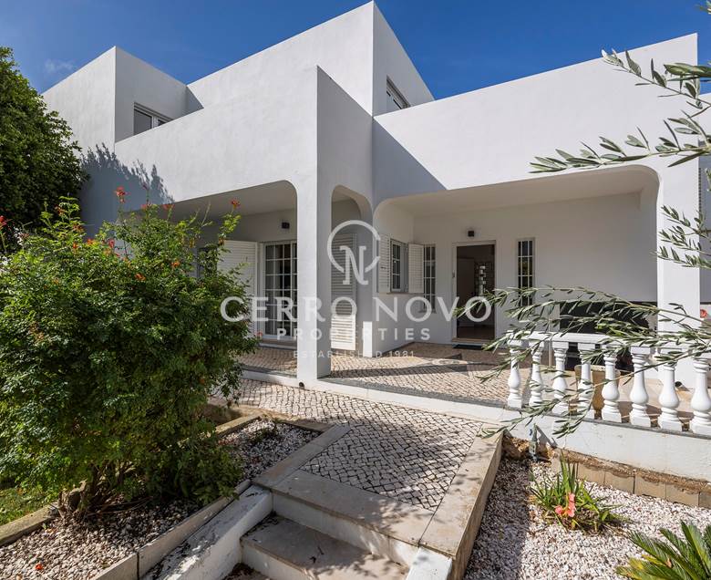 Substantial, centrally located V4+3 villa with large pool and gardens.