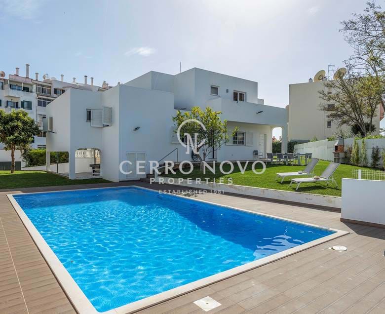 Substantial, centrally located V4+3 villa with large pool and gardens.