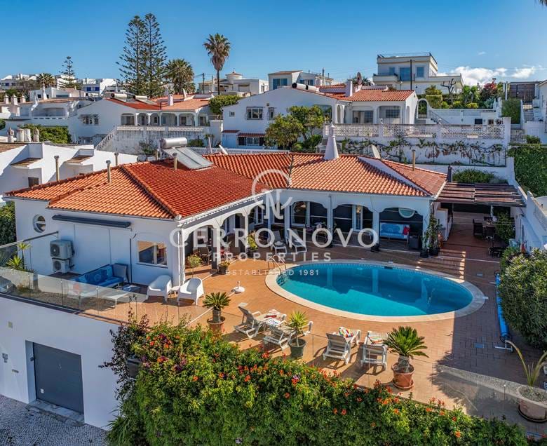 Amazing four bedroom villa with pool and views over the marina