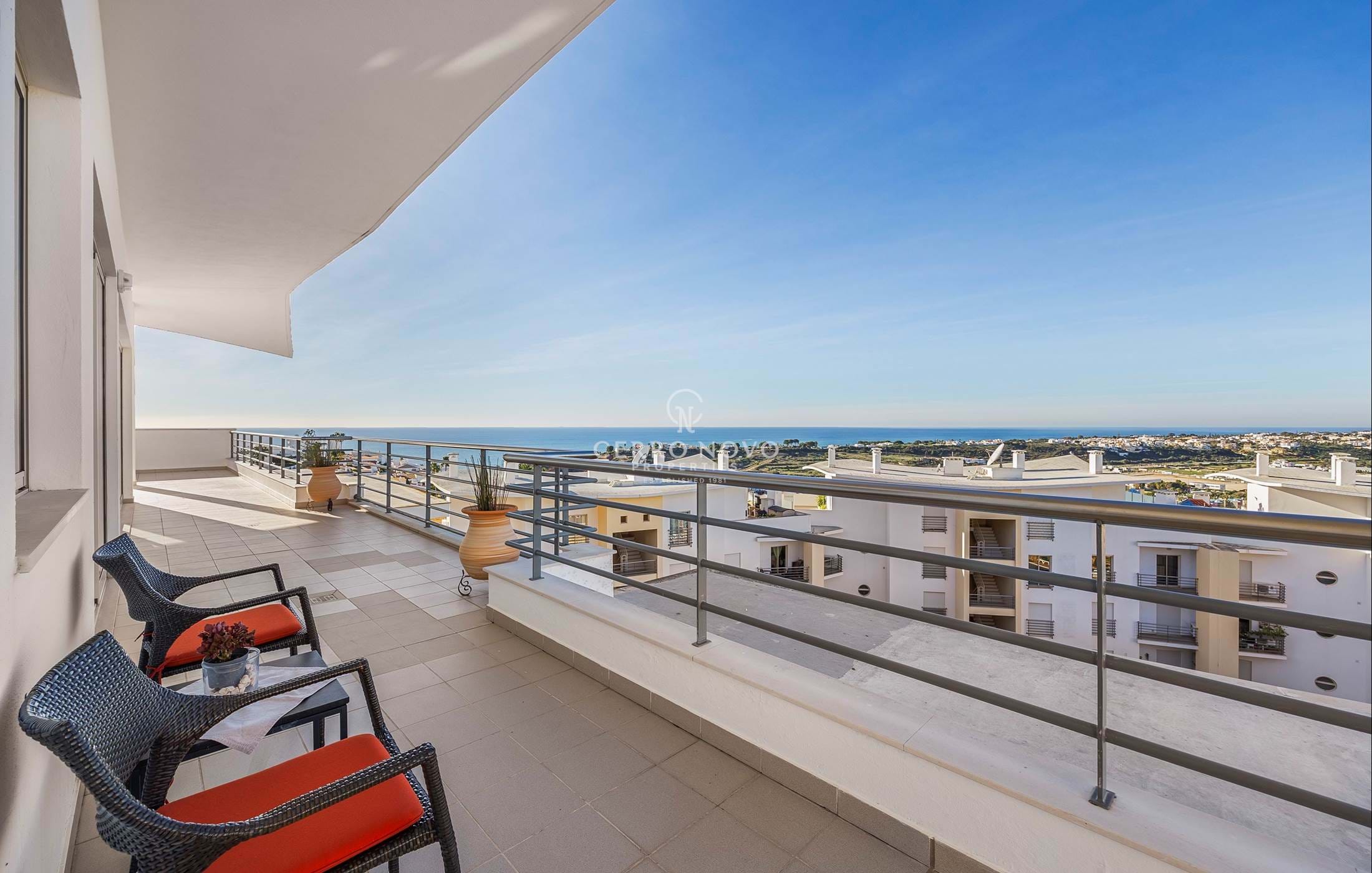 Seaview penthouse close to Albufeira's old town