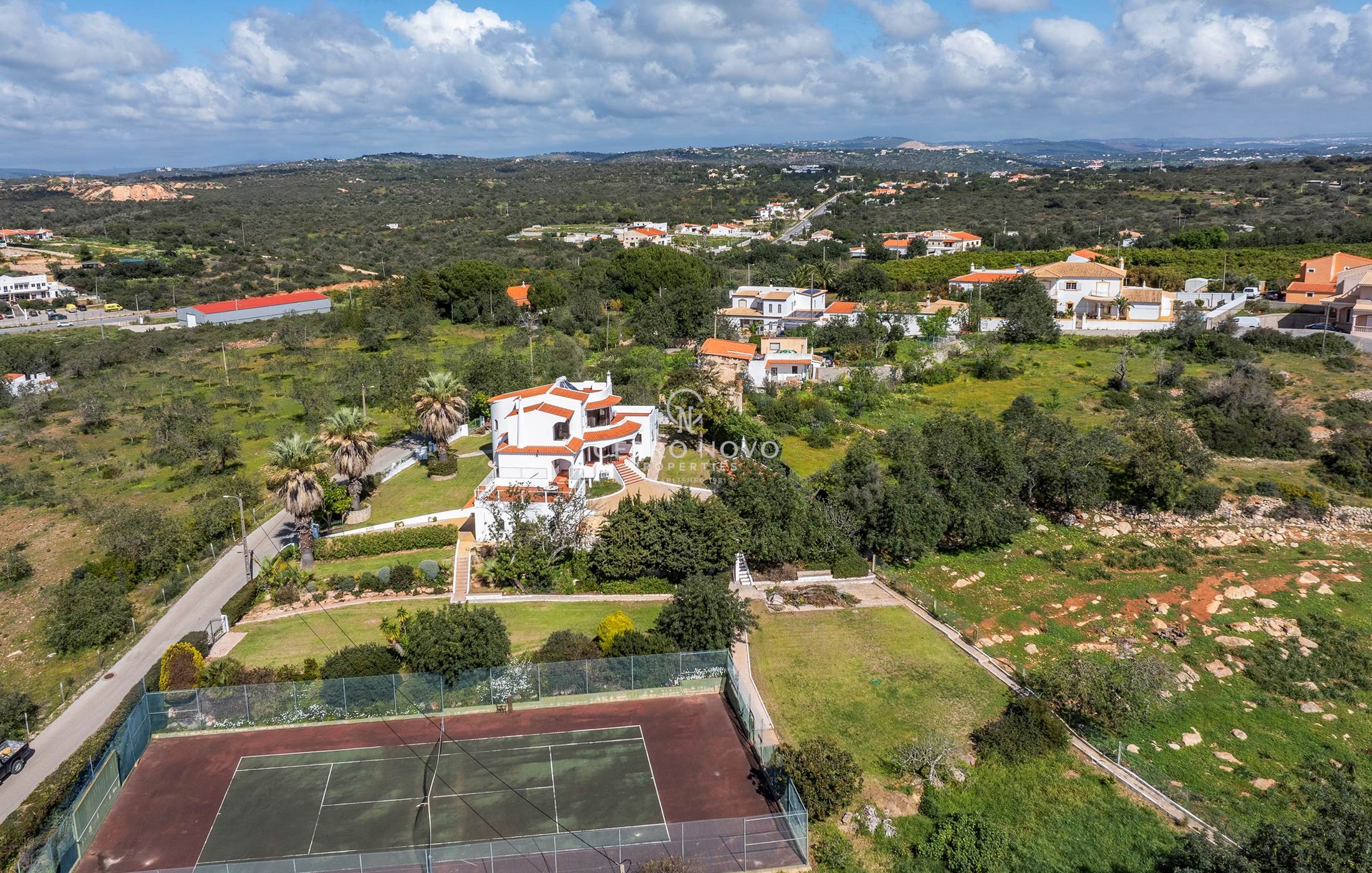 Grande villa avec piscine privée et court de tennis.