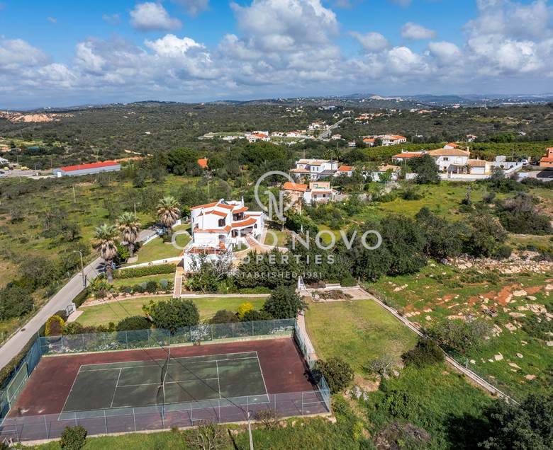 Grande villa avec piscine privée et court de tennis.