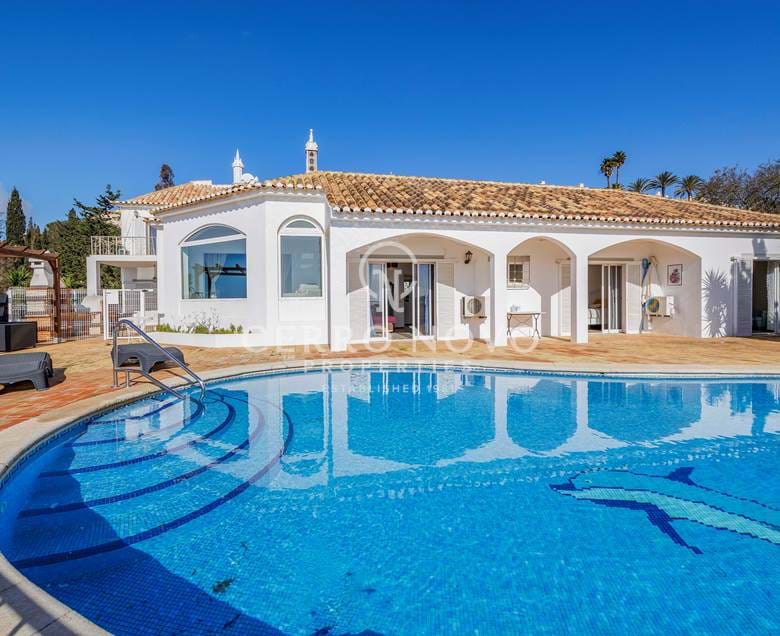Characterful six bedroom Villa with Ocean View 
