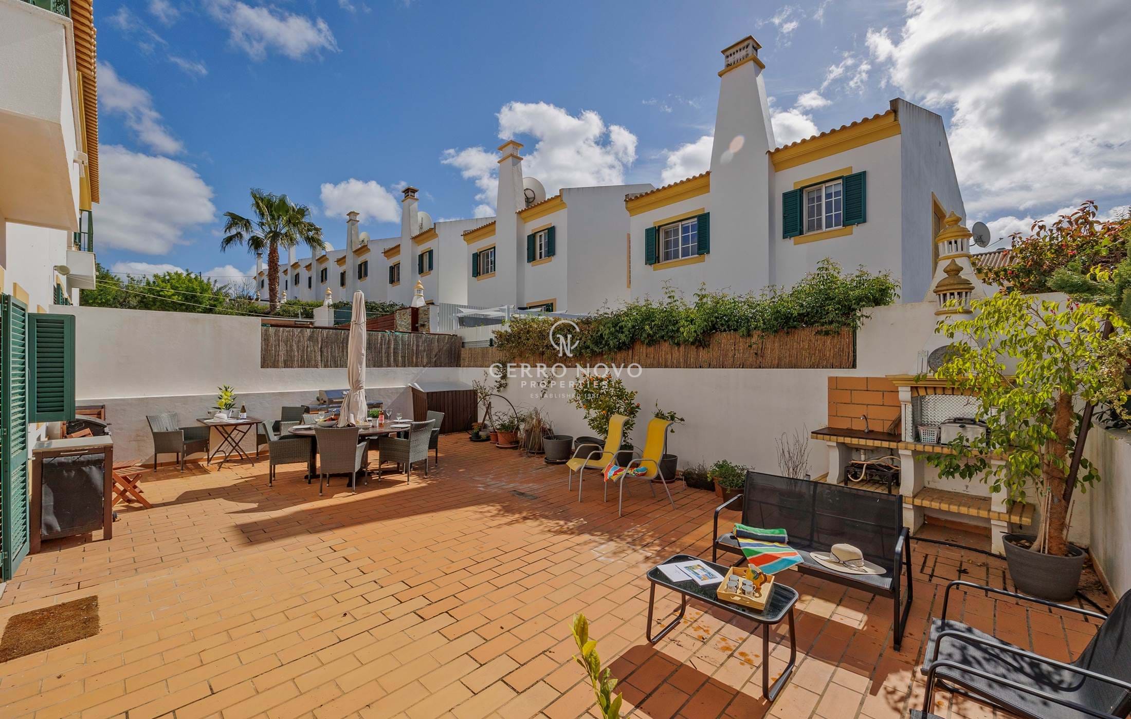  Three bedroom linked villa with garage and communal pool
