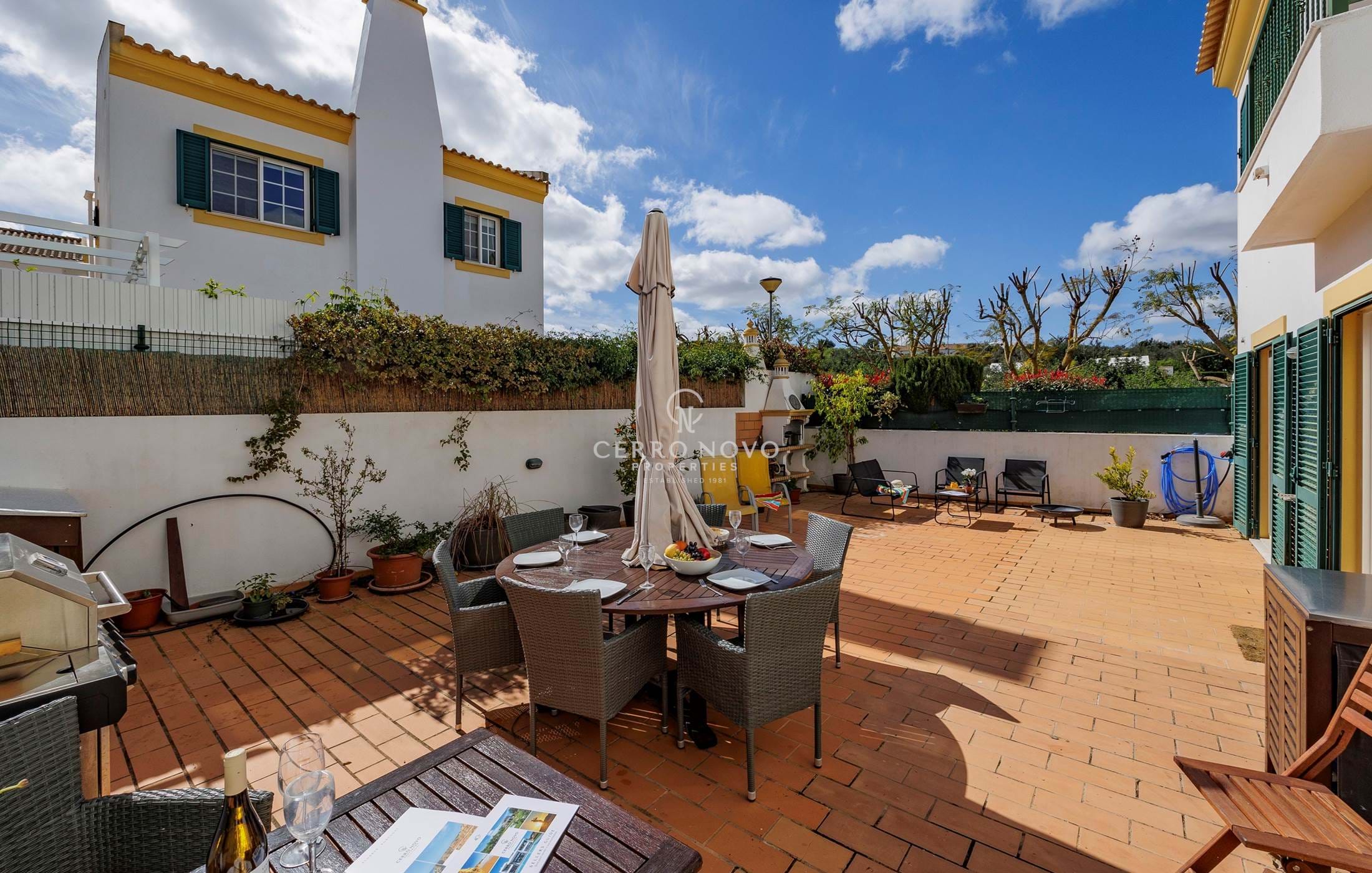  Three bedroom linked villa with garage and communal pool