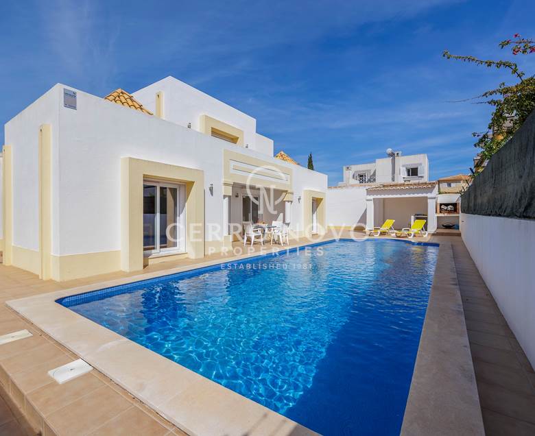 Charming three-bedroom villa with pool near the beach