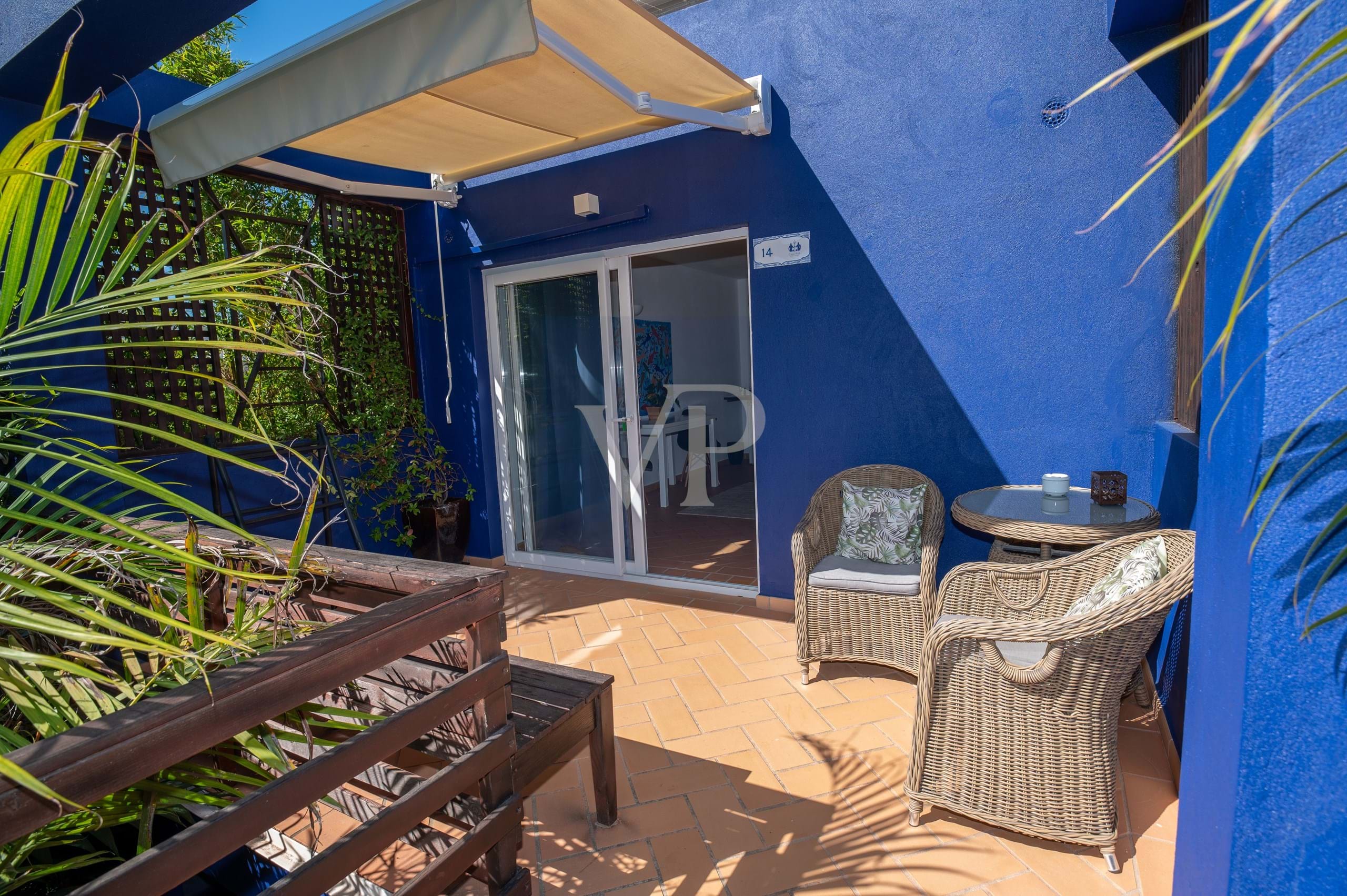 Boutique Hotel with 14 rooms and sea view in the historic center of Mexilhoeira Grande, Algarve.