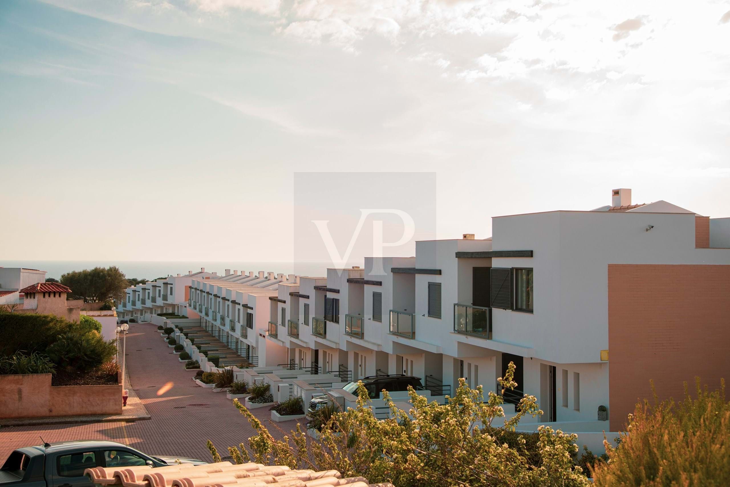 Spacious Three Bedroom Townhouse with garden and seaview