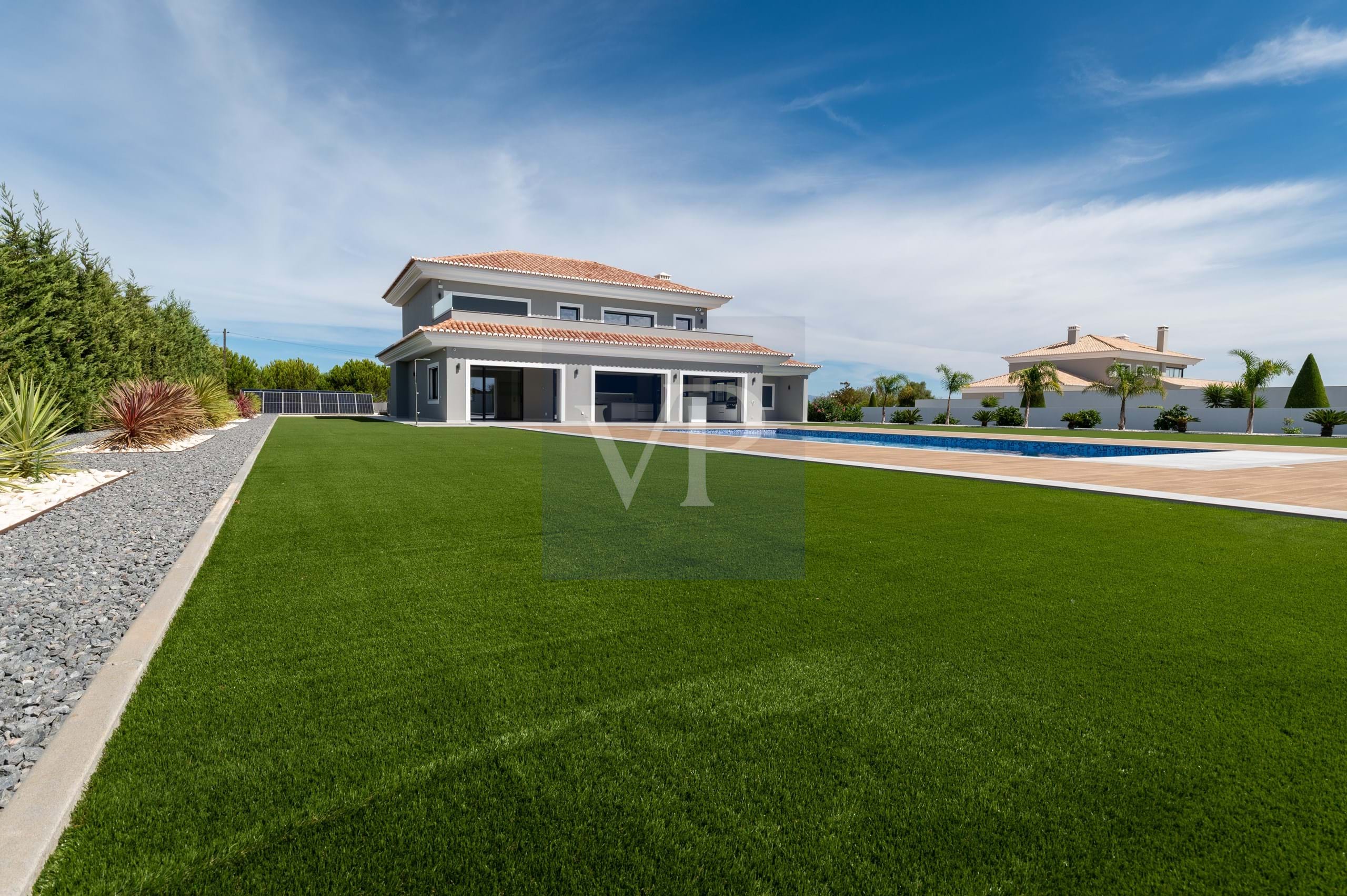 MAGNIFICENT 5 BEDROOM VILLA WITH SEAVIEW, POOL & GYM - LAGOS