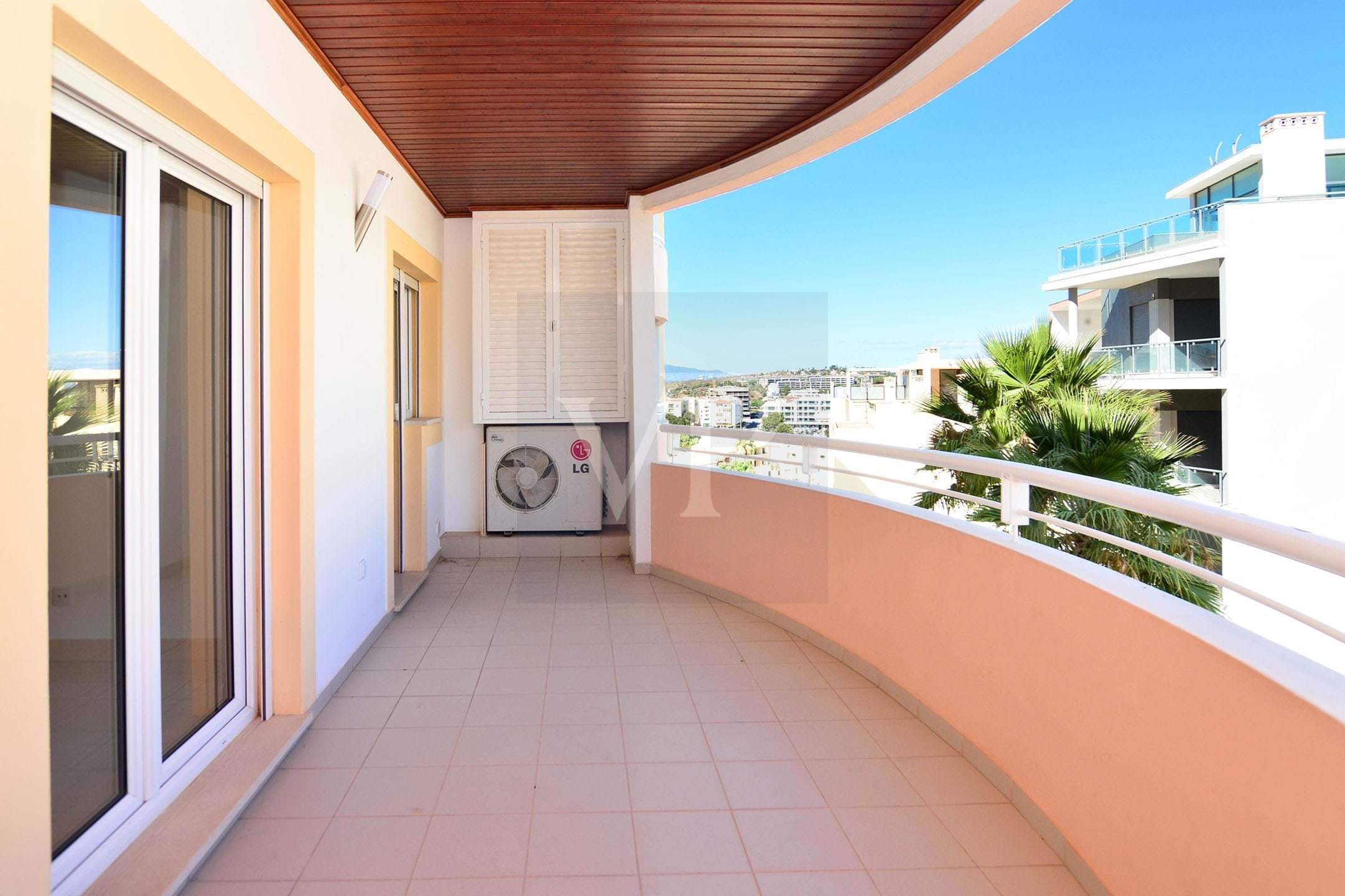 Fantastic 3 bedroom apartment, with two parking spaces and storage