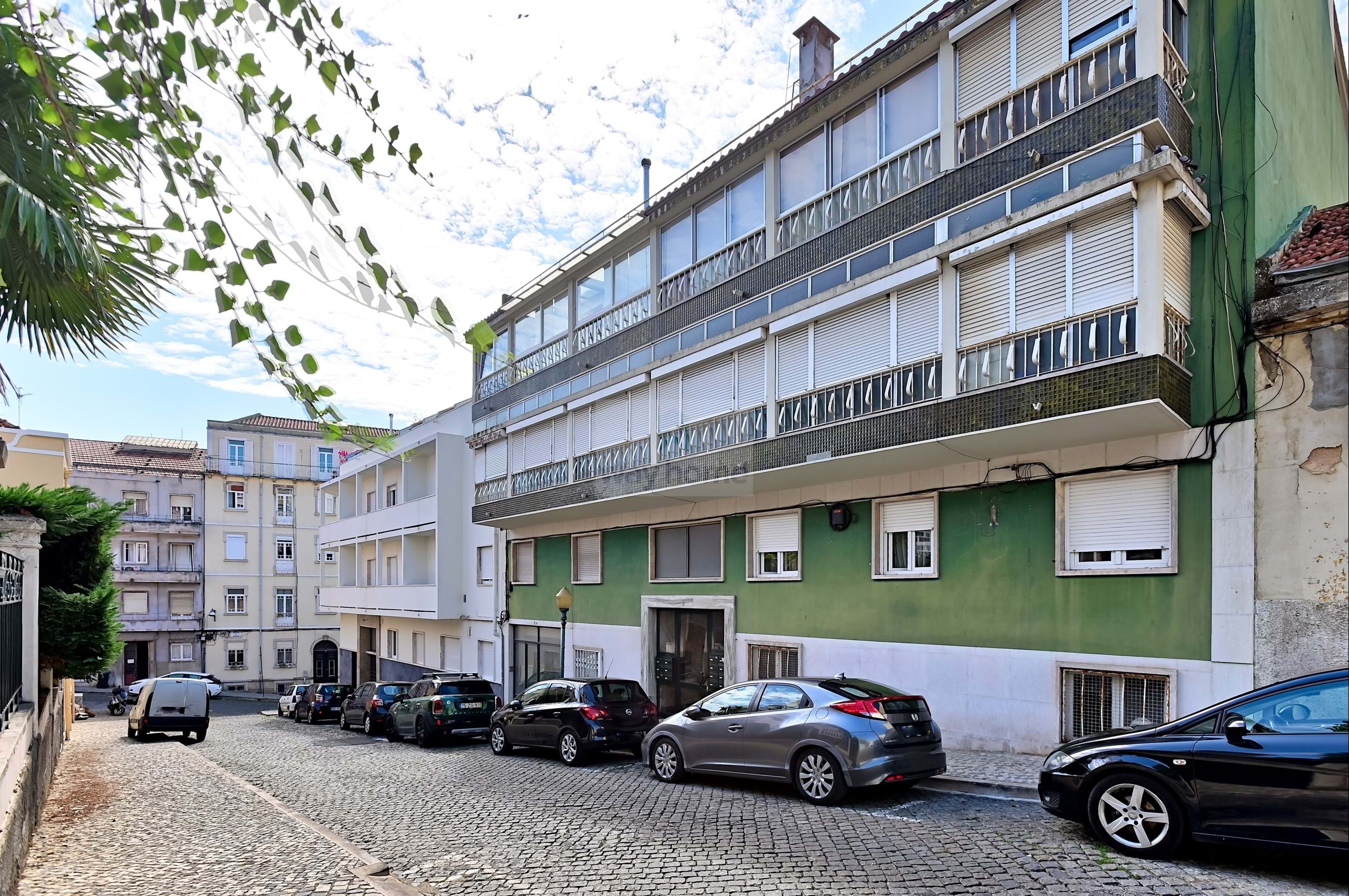 Venda - Lisboa - Estrela - Apartamento T4 | Logradouro | Remodelação total | Lapa