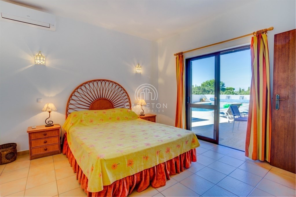 Beautiful 6 bedroom villa with heated pool in walking distance to Carvoeiro