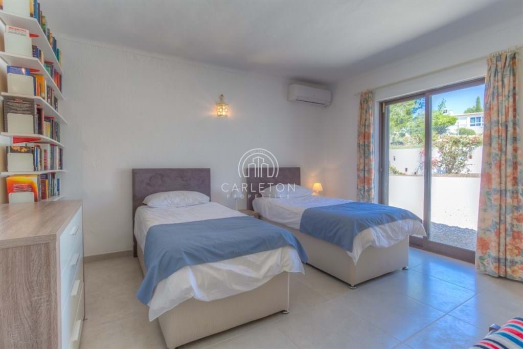 Beautiful 6 bedroom villa with heated pool in walking distance to Carvoeiro