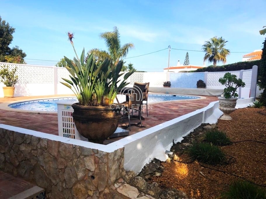 Single storey 4 bedroom villa well located in Carvoeiro with sea views and heated pool