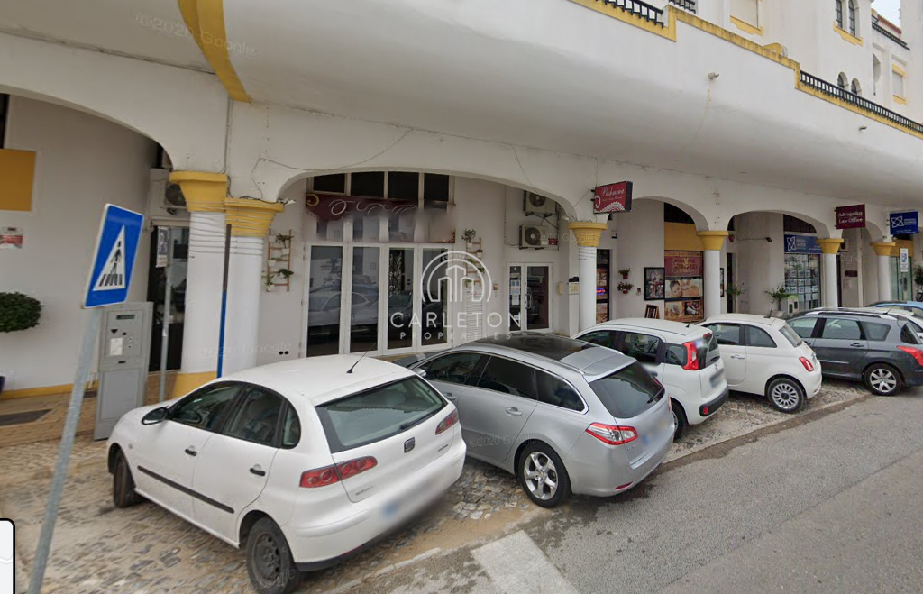Business Opportunity – Freehold commercial space well located in Carvoeiro