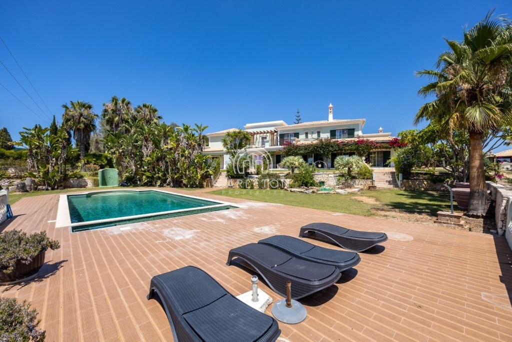 Magnificent luxury 5 +1  bedroom Villa with sea views and heated pool near Carvoeiro. 