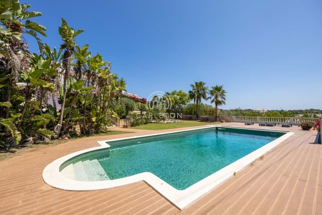 Magnificent luxury 5 +1  bedroom Villa with sea views and heated pool near Carvoeiro. 