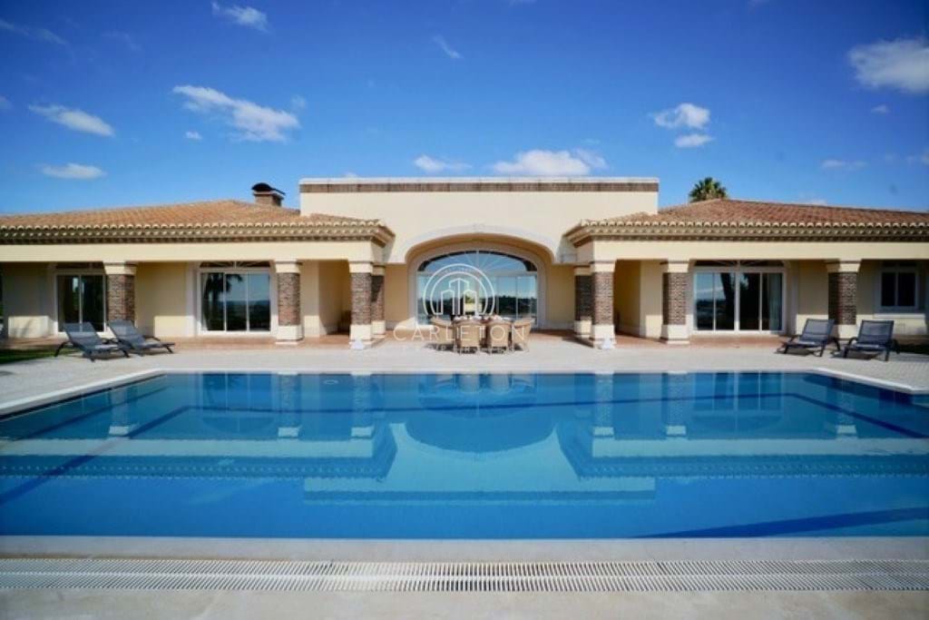 Luxurious single-storey 4 bedroom villa with office and pool near Albufeira