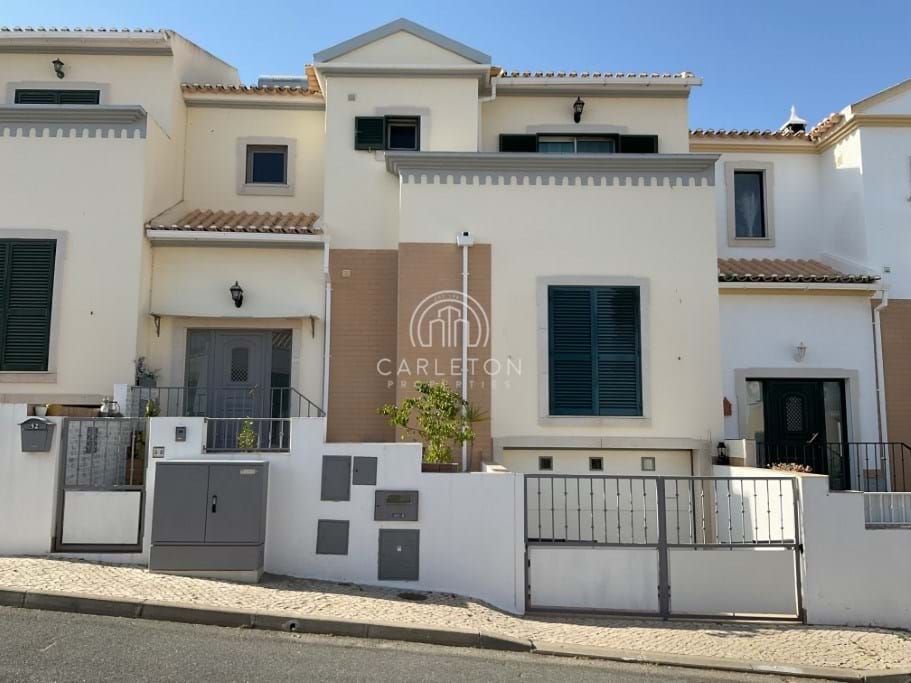 Fantastic 2 bedroom townhouse located in a good residential area in Alcantarilha, close to all amenities and beach