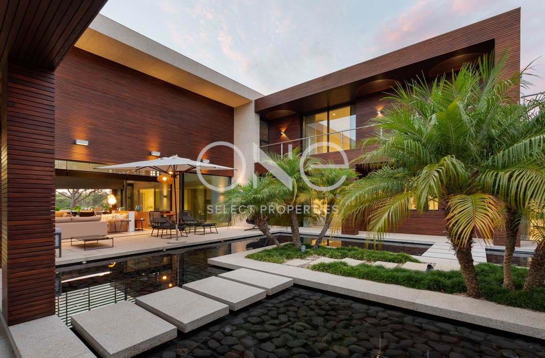 luxury villa with 4 + 1 Bedrooms in QuintadoLago