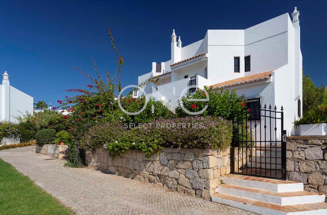 entrance to townhouse for sale vale do lobo
