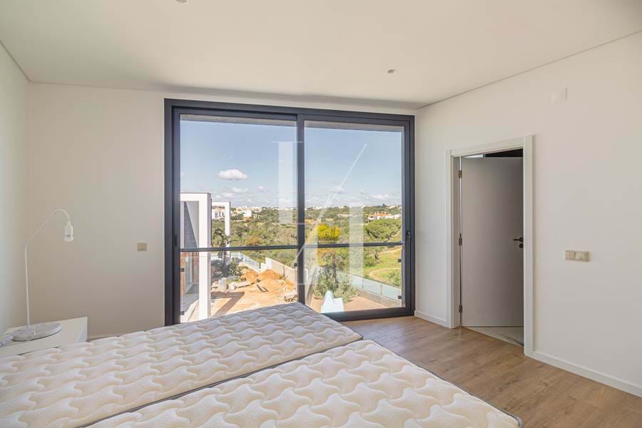 Modern attached 4 bedrooms Villa -Condominium Branqueira-Albufeira