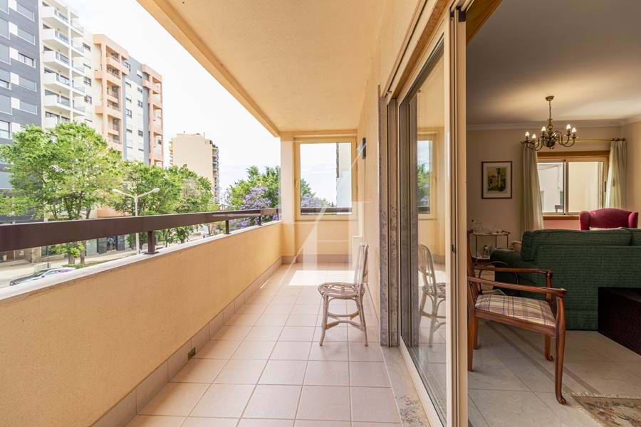 Large 3 Bedroom Apartment near Downtown Faro with two parking spaces!
