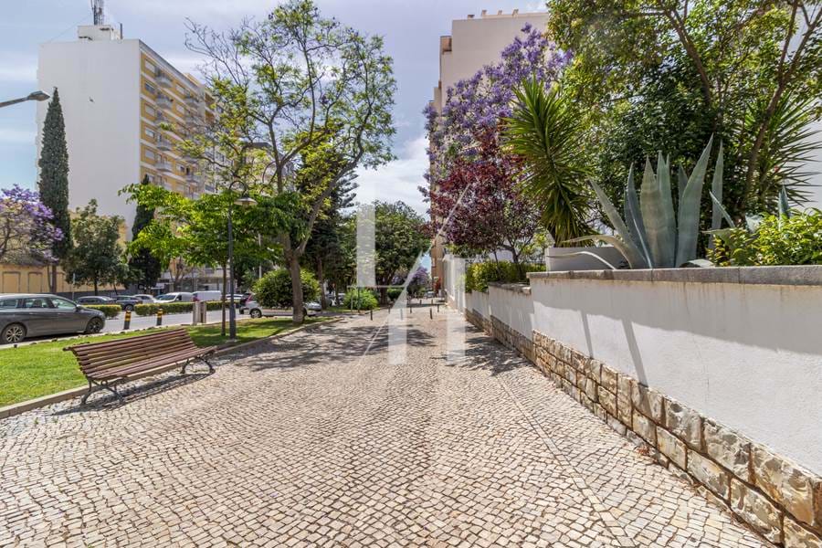 Large 3 Bedroom Apartment near Downtown Faro with two parking spaces!