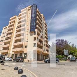 Grand Appartement de 3 Chambres à oucher près du centre-ville de Faro avec Deux Places de Stationnement !