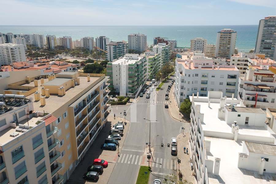 Apartamento T2 Penthouse com Garagem a 350 metros da Praia